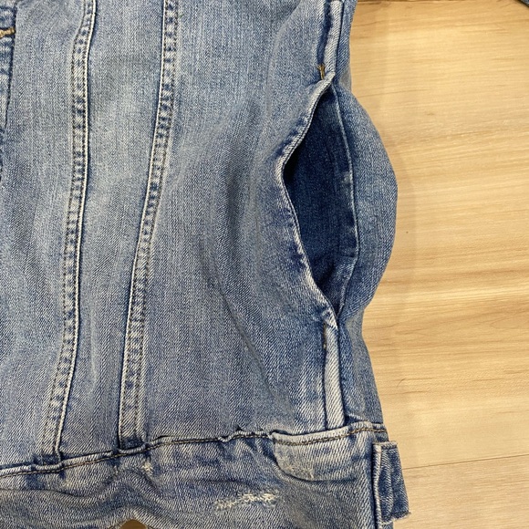 Lucky Brand Classic Jean Jacket in Blue Wash Denim Distressed Style Size Small - Picture 5 of 13